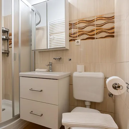 Quiet Near Everything アパート